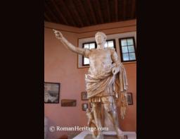 France Francia La Turbie Museum Museo Statue of Augustus estatuta.JPG