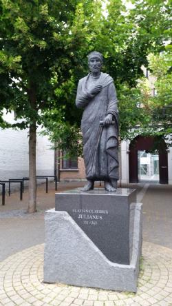 Caesar Julianus modern statue