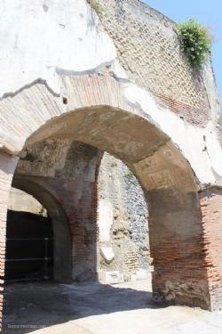 Arch with four sides
