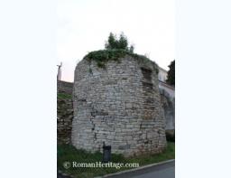 01 Croatia Croacia Pula Walls murallas.JPG